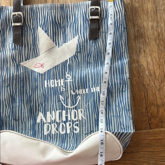 DoGo Home is where the anchor drops baga - Picture 4 of 6